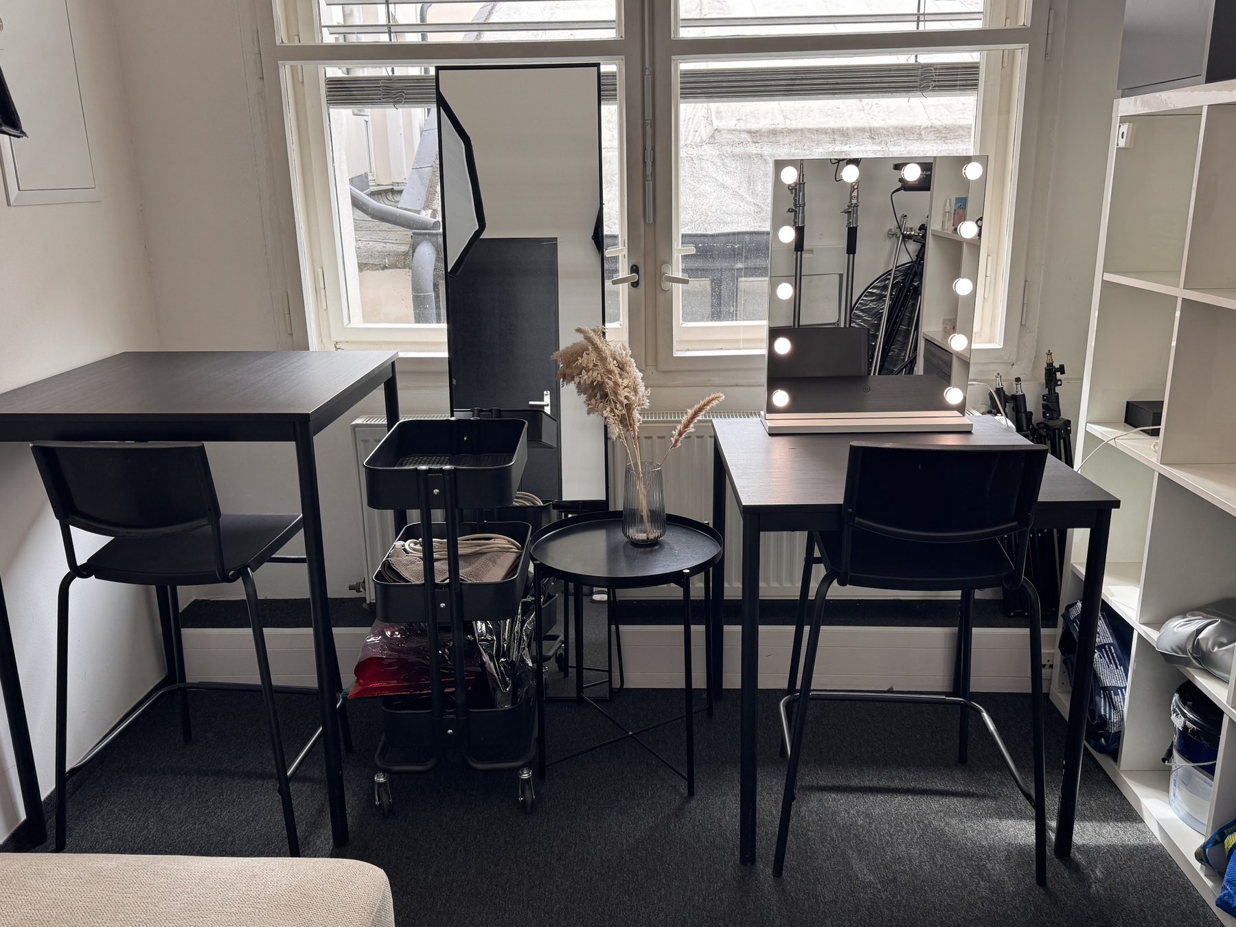 Make-up zóna — zrcadlo s osvětlením, stolky a židle