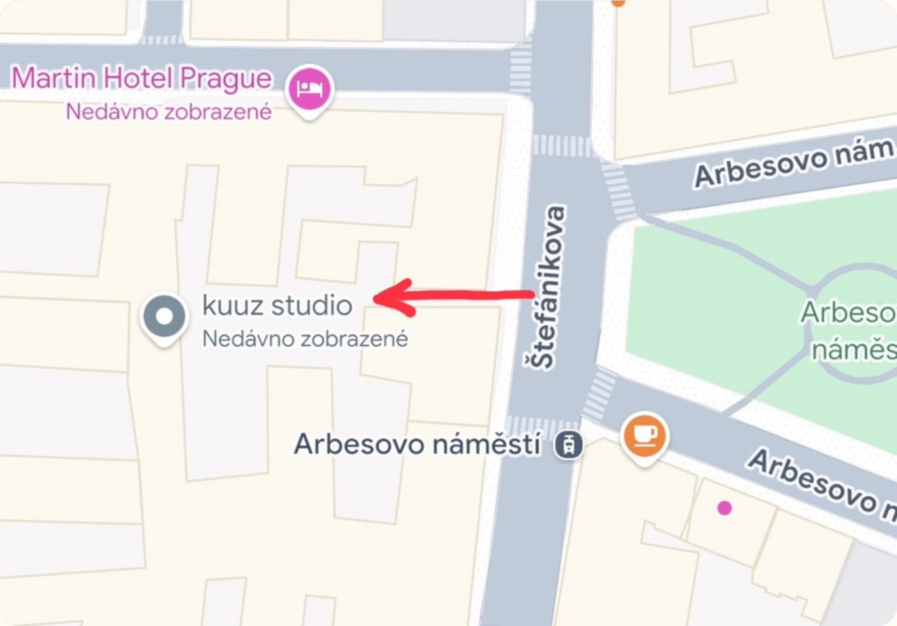 Mapa — vstup z Arbesova náměstí do areálu, kuuz studio v budově F