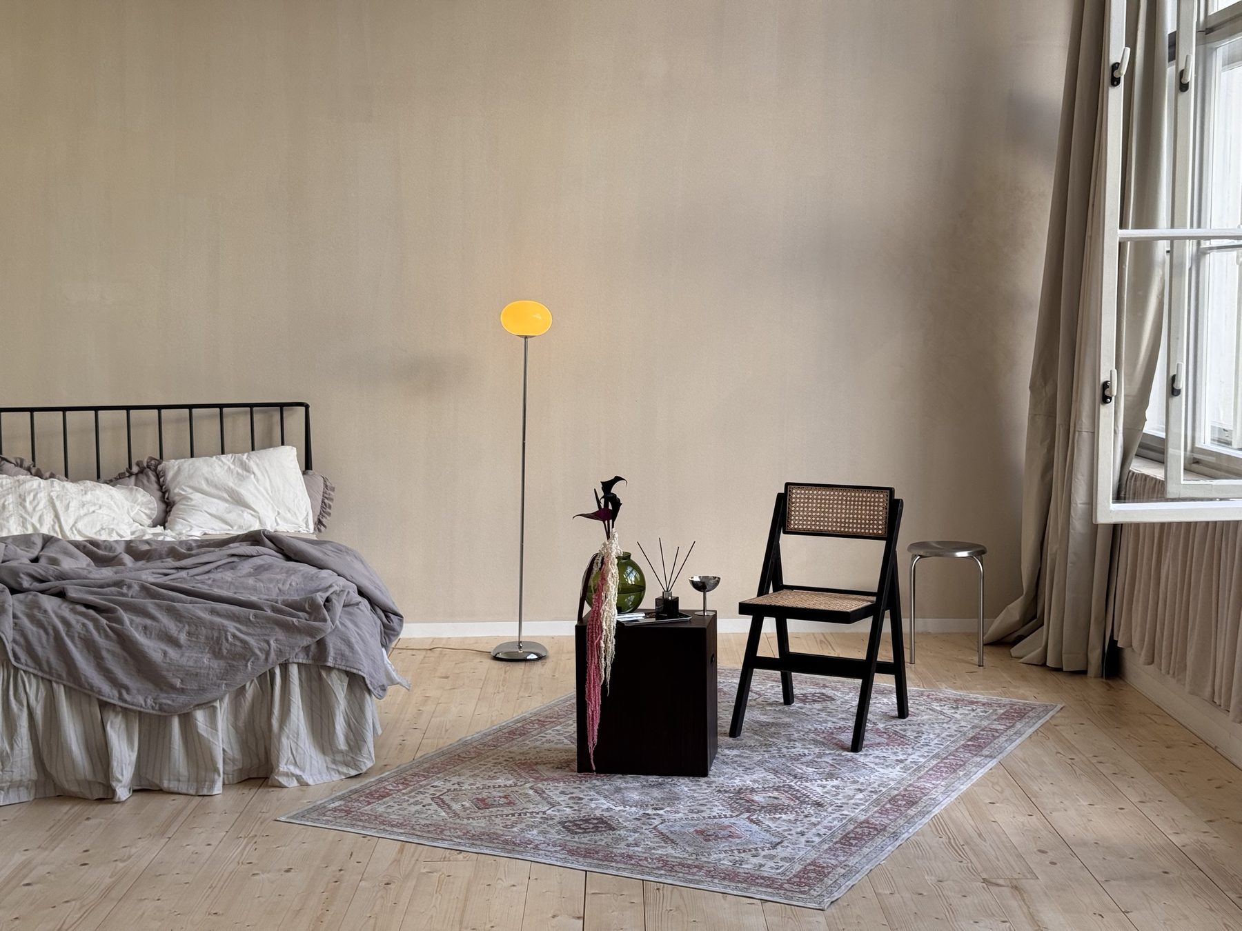 Sál 2 — postel, lampa a ratanová židle